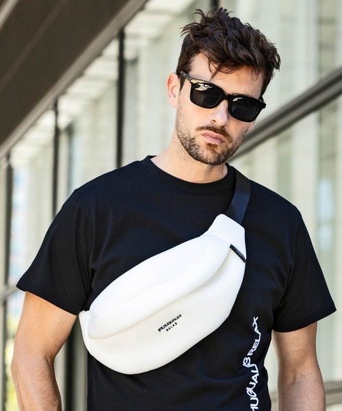 1PIU1UGUALE3  RELAX （ウノピゥウノウグァーレトレ リラックス）の「1PIU1UGUALE3 RELAX(ウノピゥウノウグァーレトレ リラックス)ブランドロゴ ポンチウエストバッグ ボディバッグ（ボディバッグ/ウエストポーチ・メンズ・ブラック/ホワイト・ONE SIZE）」の4枚目の写真