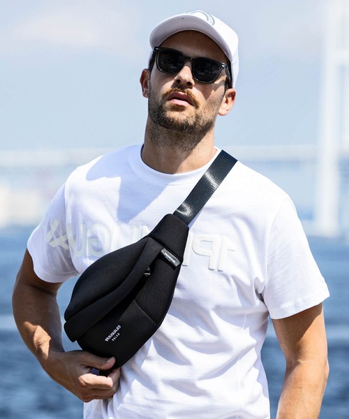 1PIU1UGUALE3  RELAX （ウノピゥウノウグァーレトレ リラックス）の「1PIU1UGUALE3 RELAX(ウノピゥウノウグァーレトレ リラックス)ブランドロゴ ポンチウエストバッグ ボディバッグ（ボディバッグ/ウエストポーチ・メンズ・ブラック/ホワイト・ONE SIZE）」の7枚目の写真