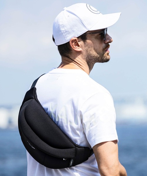 1PIU1UGUALE3  RELAX （ウノピゥウノウグァーレトレ リラックス）の「1PIU1UGUALE3 RELAX(ウノピゥウノウグァーレトレ リラックス)ブランドロゴ ポンチウエストバッグ ボディバッグ（ボディバッグ/ウエストポーチ・メンズ・ブラック/ホワイト・ONE SIZE）」の8枚目の写真