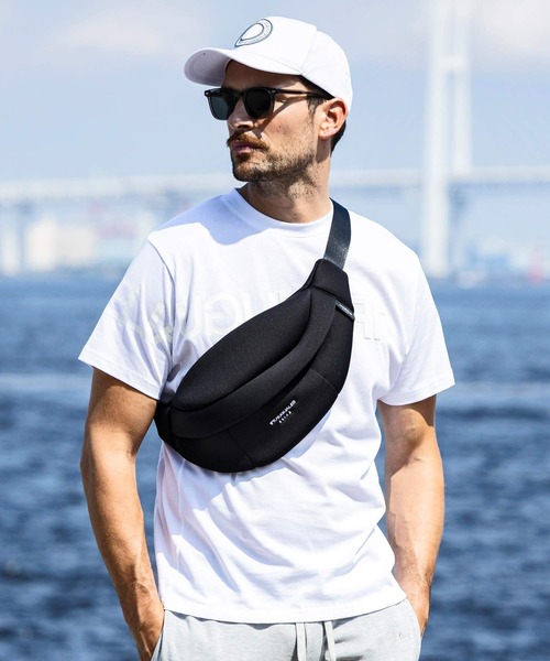 1PIU1UGUALE3  RELAX （ウノピゥウノウグァーレトレ リラックス）の「1PIU1UGUALE3 RELAX(ウノピゥウノウグァーレトレ リラックス)ブランドロゴ ポンチウエストバッグ ボディバッグ（ボディバッグ/ウエストポーチ・メンズ・ブラック/ホワイト・ONE SIZE）」の10枚目の写真