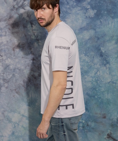 HIDEAWAYS NICOLE(ハイダウェイニコル)の「【WEB限定】ビッグロゴプリント半袖Tシャツ(Tシャツ/カットソー・メンズ・ブラック/サックスブルー/ブルーグリーン/オフホワイト/アッシュグレー・MEDIUM/LARGE/X-LARGE)」の4枚目の写真
