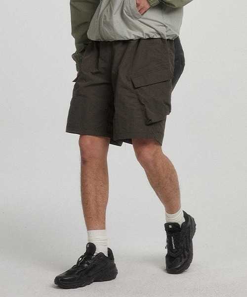 rehacer(レアセル)の「R. : Slash Cargo Pocket Nylon Shorts(その他パンツ・メンズ・ダークブラウン/カーキ・MEDIUM/LARGE)」の2枚目の写真