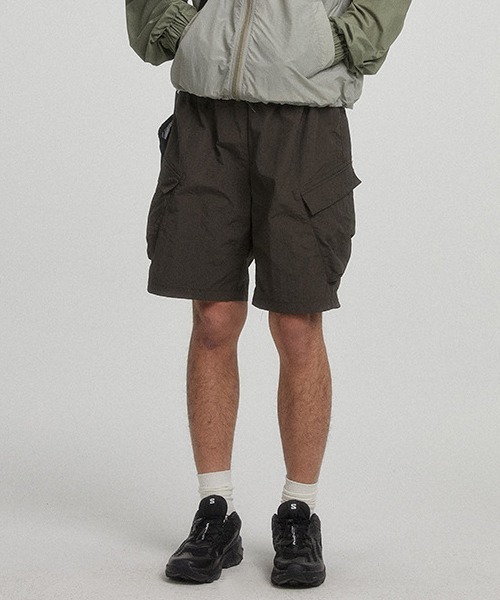 rehacer(レアセル)の「R. : Slash Cargo Pocket Nylon Shorts(その他パンツ・メンズ・ダークブラウン/カーキ・MEDIUM/LARGE)」の4枚目の写真