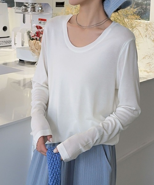 LOWO（ロワ）の「UネックロングスリーブTシャツ カットソー（Tシャツ/カットソー・レディース・ブラック/ブルー/チャコールグレー/オフホワイト/ベージュ/ブラウン/ブラック×ホワイト・FREE）」の2枚目の写真