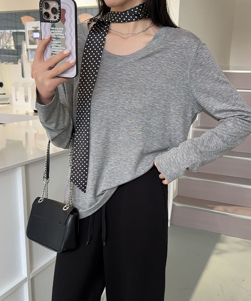 LOWO（ロワ）の「UネックロングスリーブTシャツ カットソー（Tシャツ/カットソー・レディース・ブラック/ブルー/チャコールグレー/オフホワイト/ベージュ/ブラウン/ブラック×ホワイト・FREE）」の5枚目の写真