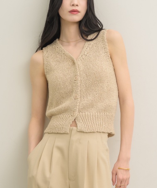 NEUNA（ヌナ）の「Vネックローゲージベストトップ（ベスト・レディース・ブラウン/オフホワイト/ベージュ・FREE）」の3枚目の写真