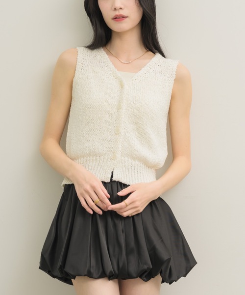 NEUNA（ヌナ）の「Vネックローゲージベストトップ（ベスト・レディース・ブラウン/オフホワイト/ベージュ・FREE）」の2枚目の写真