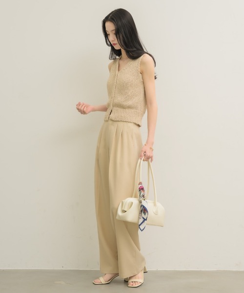 NEUNA（ヌナ）の「Vネックローゲージベストトップ（ベスト・レディース・ブラウン/オフホワイト/ベージュ・FREE）」の4枚目の写真