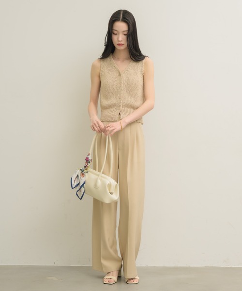 NEUNA（ヌナ）の「Vネックローゲージベストトップ（ベスト・レディース・ブラウン/オフホワイト/ベージュ・FREE）」の5枚目の写真