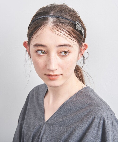 UNITED ARROWS（ユナイテッドアローズ）の「パヴェ BOW ヘッドバンド（ヘアバンド・レディース・ブラック・FREE）」の4枚目の写真