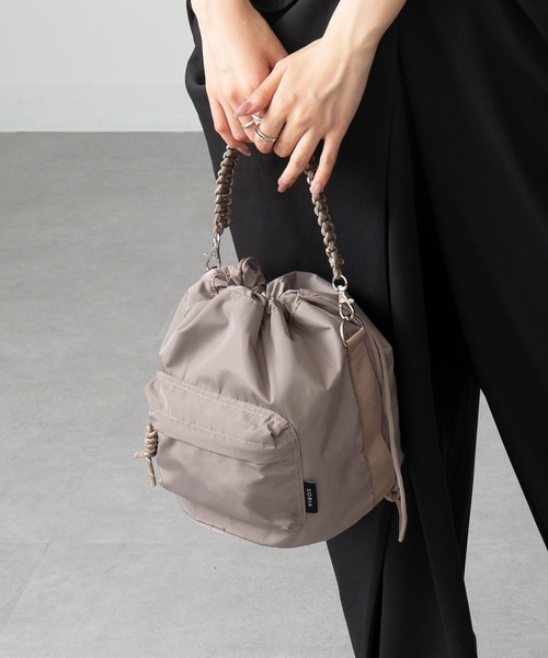 MAGASIN DE MODE Onjna（マガジンデモードオンジェナ ）の「【MAGASIN DE MODE Onjna】コード編み巾着ショルダーバッグ SNBD ※（ショルダーバッグ・レディース・ブラック/ベージュ/アイボリー/カーキ/ストーン・FREE）」の4枚目の写真