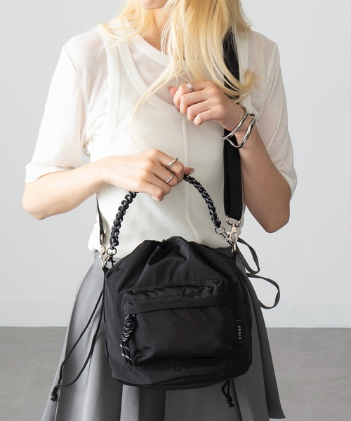 MAGASIN DE MODE Onjna（マガジンデモードオンジェナ ）の「【MAGASIN DE MODE Onjna】コード編み巾着ショルダーバッグ SNBD ※（ショルダーバッグ・レディース・ブラック/ベージュ/アイボリー/カーキ/ストーン・FREE）」の3枚目の写真