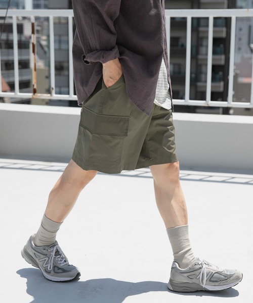 ITEMS URBANRESEARCH(アイテムズ アーバンリサーチ)の「ウエストイージーポリカーゴショーツ(その他パンツ・メンズ・アイボリー/カーキ/ブラック・MEDIUM/LARGE/SMALL)」の1枚目の写真