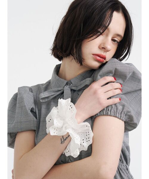 jouetie（ジュエティ）の「パンチングレースビッグシュシュ（シュシュ・レディース・レッド/オフホワイト/ブラック・FREE）」の4枚目の写真