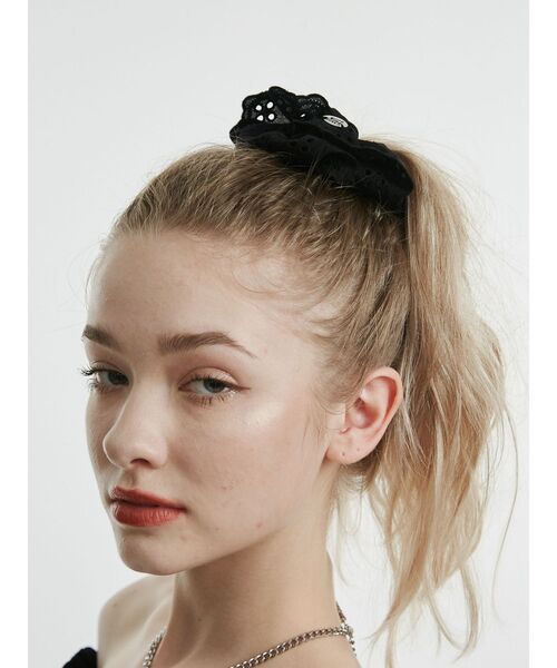 jouetie（ジュエティ）の「パンチングレースビッグシュシュ（シュシュ・レディース・レッド/オフホワイト/ブラック・FREE）」の7枚目の写真