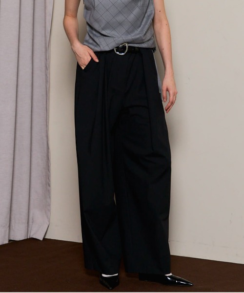 MAISON SPECIAL（メゾンスペシャル）の「With Real Leather Belt Asymmetry Tack Pants/リアルレザーベルトセットアシンメトリータックパンツ■セットアップ対応■（スラックス・レディース・グレー/ブラウン/ブラック・36/38）」の2枚目の写真