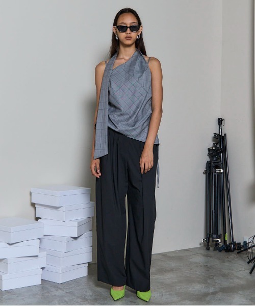 MAISON SPECIAL（メゾンスペシャル）の「With Real Leather Belt Asymmetry Tack Pants/リアルレザーベルトセットアシンメトリータックパンツ■セットアップ対応■（スラックス・レディース・グレー/ブラウン/ブラック・36/38）」の5枚目の写真