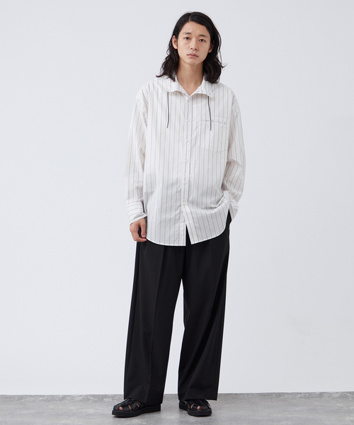 B.C STOCK（ベーセーストック）の「【Deux Allures/ドゥ アリュール】スタンドドロストシャツ（シャツ/ブラウス・メンズ・ホワイト/ブラウン・FREE）」の3枚目の写真