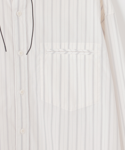 B.C STOCK（ベーセーストック）の「【Deux Allures/ドゥ アリュール】スタンドドロストシャツ（シャツ/ブラウス・メンズ・ホワイト/ブラウン・FREE）」の13枚目の写真