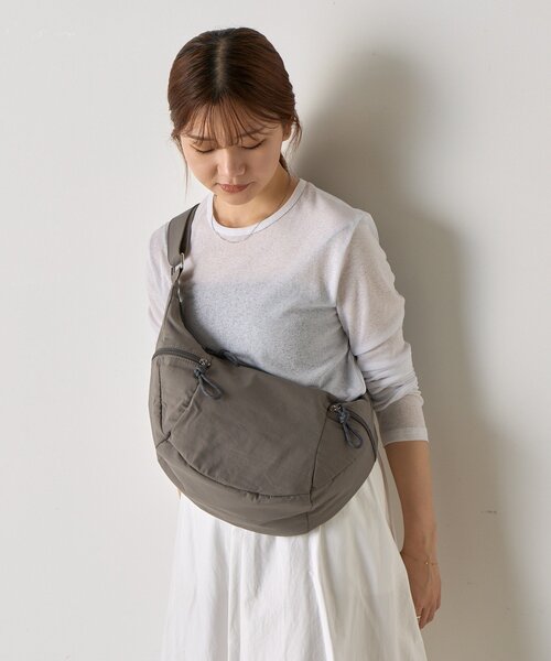 BIRTHDAY BAR（バースデイバー）の「綿ナイロンショルダージップボディバッグ（ショルダーバッグ・レディース・キャメル/アイボリー/グレー/ブラック・0）」の3枚目の写真