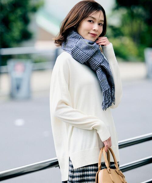 UNTITLED（アンタイトル）の「【8色展開/体型カバー】魅せる"タイムレスニット"（ニット/セーター・レディース・ブラック/グレー/オフホワイト/ナチュラル/ブルー系その他/パープル/レッド系1/ブラウン系その他・00/44/04/02/48）」の2枚目の写真