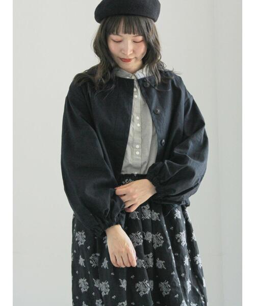 TSUHARU by Samansa Mos2（ツハルバイサマンサモスモス）の「アンティーク風ブローチ付きジャケット（ノーカラージャケット・レディース・ブラック/キナリ・F）」の2枚目の写真