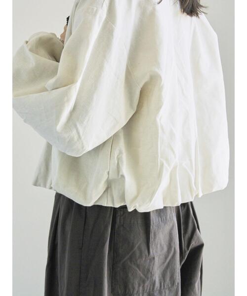 TSUHARU by Samansa Mos2（ツハルバイサマンサモスモス）の「アンティーク風ブローチ付きジャケット（ノーカラージャケット・レディース・ブラック/キナリ・F）」の10枚目の写真