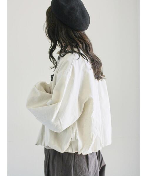 TSUHARU by Samansa Mos2（ツハルバイサマンサモスモス）の「アンティーク風ブローチ付きジャケット（ノーカラージャケット・レディース・ブラック/キナリ・F）」の9枚目の写真