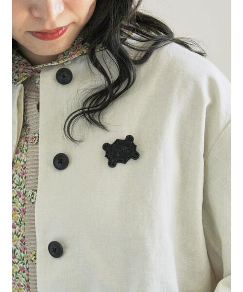 TSUHARU by Samansa Mos2（ツハルバイサマンサモスモス）の「アンティーク風ブローチ付きジャケット（ノーカラージャケット・レディース・ブラック/キナリ・F）」の7枚目の写真