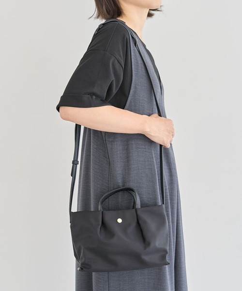 Legato Largo(レガートラルゴ)の「・Legato Largo 肩楽ミニショルダー(ショルダーバッグ・レディース・グレー/ブラック/ボルドー・FREE)」の2枚目の写真