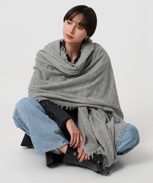 UNITED ARROWS(ユナイテッドアローズ)の「<ASAUCE MELER>AIRY SOLID ストール(ストール/ショール・レディース・ベージュ/ブラック/ライトグレー・FREE)」の3枚目の写真