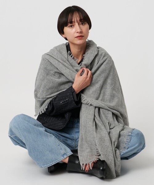 UNITED ARROWS(ユナイテッドアローズ)の「<ASAUCE MELER>AIRY SOLID ストール(ストール/ショール・レディース・ベージュ/ブラック/ライトグレー・FREE)」の7枚目の写真