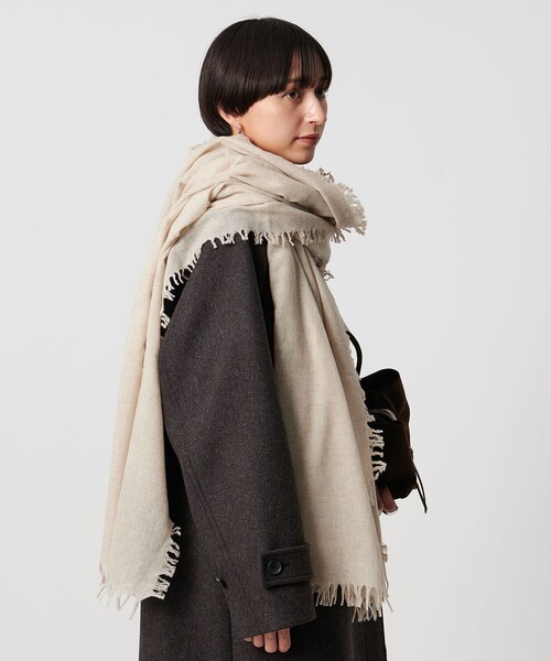 UNITED ARROWS(ユナイテッドアローズ)の「<ASAUCE MELER>AIRY SOLID ストール(ストール/ショール・レディース・ベージュ/ブラック/ライトグレー・FREE)」の9枚目の写真