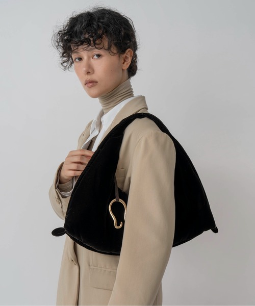 LE VERNIS（ル・ベルニ）の「LE VERNIS(ル・ベルニ)Poire velvet bag（ハンドバッグ・レディース・ブラウン/ブラック・FREE）」の2枚目の写真