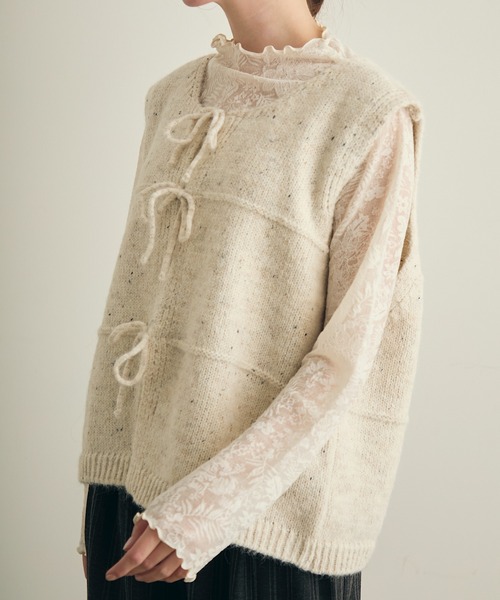 Lunea（ルネア）の「リボンニットベスト（ベスト・レディース・ベージュ/アイボリー/グレー・FREE）」の2枚目の写真