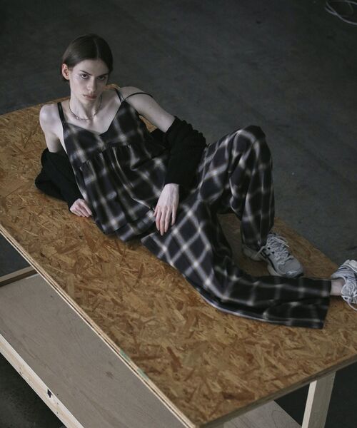 GARAGE OF GOOD CLOTHING（ガレージオブグッドクロージング）の「【日本製】オンブレチェックVネックキャミソール（ベスト・レディース・チェック・FREE）」の2枚目の写真