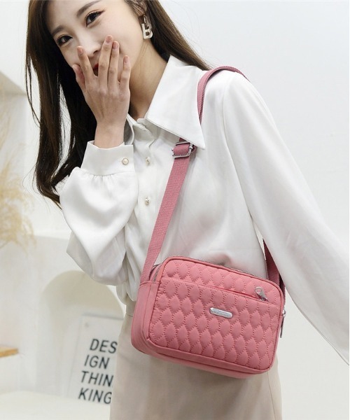 BACKYARD FAMILY(バックヤードファミリー)の「ショルダーバッグ 斜めがけ 旅行 大容量 軽量 bag98091(ショルダーバッグ・レディース・ブラック/ピンク/グリーン/グレー/ブルー/レッド/イエロー・FREE)」の9枚目の写真
