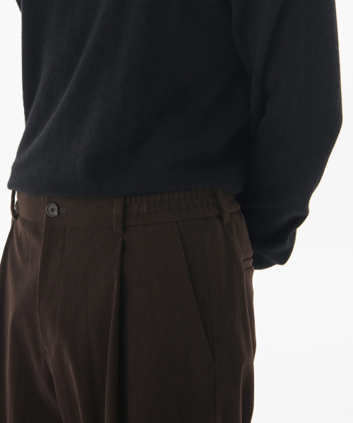 MUSINSA STANDARD（ムシンサスタンダード）の「14W コーデュロイワンタックワイドバンディングパンツ [ブラウン]（スラックス・メンズ・その他・30/26/28/40/38/42/36/34/32）」の5枚目の写真
