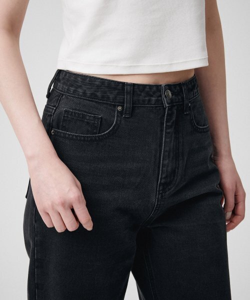 MUSINSA STANDARD WOMAN（ムシンサスタンダードウーマン）の「ウィメンズストレートクロップデニムパンツ[ウォッシュドブラック]（デニムパンツ・レディース・その他・24/25/26/27/30/29）」の4枚目の写真