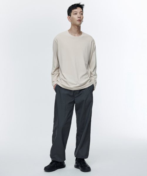 MUSINSA STANDARD（ムシンサスタンダード）の「ナイロンワイドストリングパンツ[グレー]（スウェットパンツ・メンズ・その他・26/28/30/32/34/36/38/40/42）」の2枚目の写真