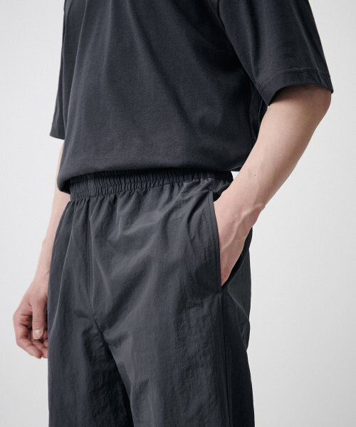 MUSINSA STANDARD（ムシンサスタンダード）の「ナイロンワイドストリングパンツ[グレー]（スウェットパンツ・メンズ・その他・26/28/30/32/34/36/38/40/42）」の11枚目の写真