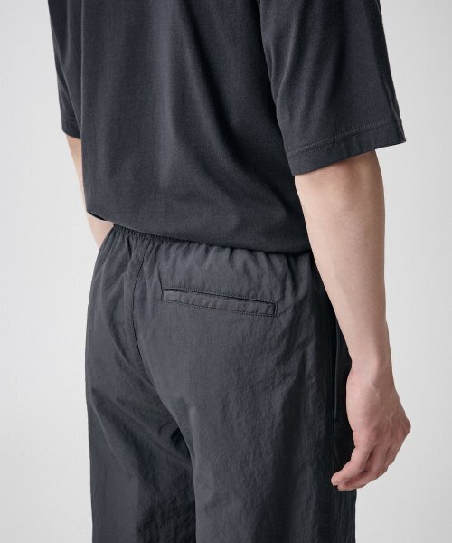 MUSINSA STANDARD（ムシンサスタンダード）の「ナイロンワイドストリングパンツ[グレー]（スウェットパンツ・メンズ・その他・26/28/30/32/34/36/38/40/42）」の12枚目の写真