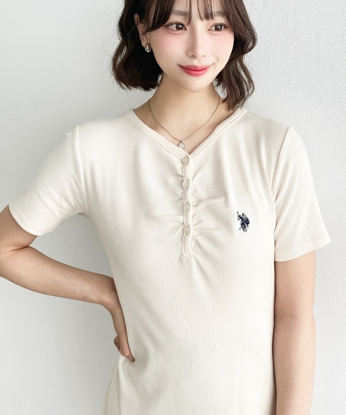 U.S. POLO ASSN.(ユーエスポロアッスン)の「moment+別注【U.S.POLO ASSN.】ワンポイント刺繍フロントギャザーヘンリーVネック半袖ワンピース(ワンピース・レディース・杢グレー/ブラック/アイボリー/ネイビー・M/L)」の2枚目の写真