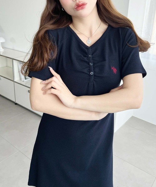 U.S. POLO ASSN.(ユーエスポロアッスン)の「moment+別注【U.S.POLO ASSN.】ワンポイント刺繍フロントギャザーヘンリーVネック半袖ワンピース(ワンピース・レディース・杢グレー/ブラック/アイボリー/ネイビー・M/L)」の6枚目の写真