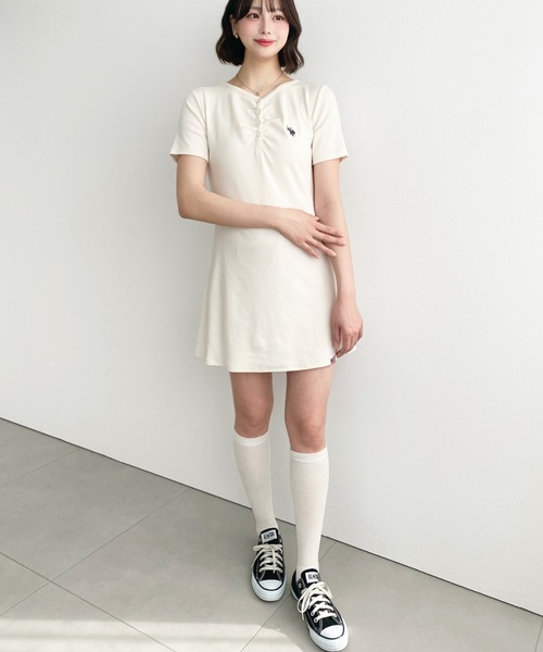 U.S. POLO ASSN.(ユーエスポロアッスン)の「moment+別注【U.S.POLO ASSN.】ワンポイント刺繍フロントギャザーヘンリーVネック半袖ワンピース(ワンピース・レディース・杢グレー/ブラック/アイボリー/ネイビー・M/L)」の5枚目の写真
