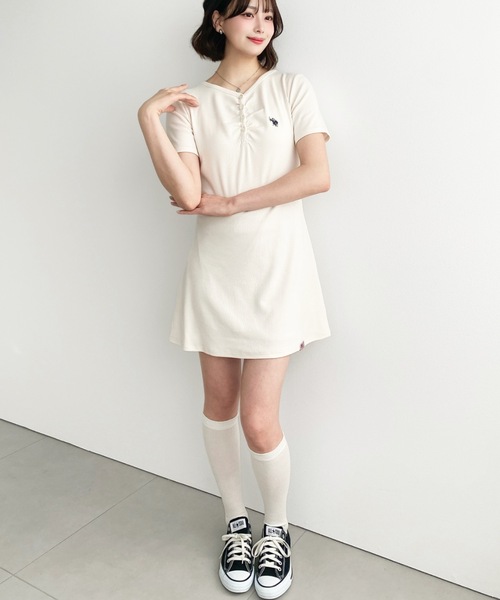 U.S. POLO ASSN.(ユーエスポロアッスン)の「moment+別注【U.S.POLO ASSN.】ワンポイント刺繍フロントギャザーヘンリーVネック半袖ワンピース(ワンピース・レディース・杢グレー/ブラック/アイボリー/ネイビー・M/L)」の21枚目の写真