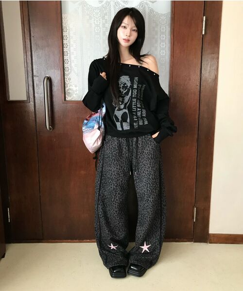 LUVISTRUE（ラヴイズトゥルー）の「GT ONE SHOULDER SWEATSHIRT(BLACK)（スウェット・レディース・その他・FREE）」の12枚目の写真