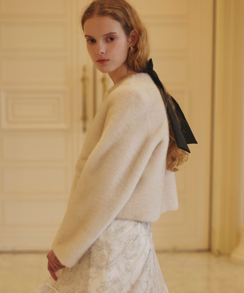 EIMY ISTOIRE(エイミーイストワール)の「EM GOLD BUTTON FAUX FUR JACKET(ノーカラージャケット・レディース・ホワイト/ライトグレー/ブラウン/ブラック/キャメル・36/38)」の11枚目の写真