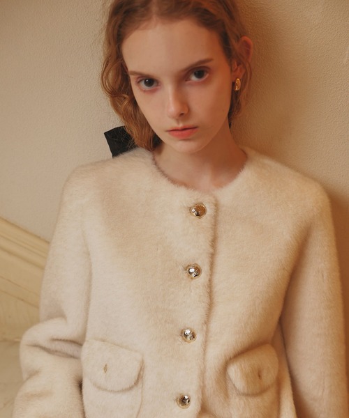 EIMY ISTOIRE(エイミーイストワール)の「EM GOLD BUTTON FAUX FUR JACKET(ノーカラージャケット・レディース・ホワイト/ライトグレー/ブラウン/ブラック/キャメル・36/38)」の13枚目の写真