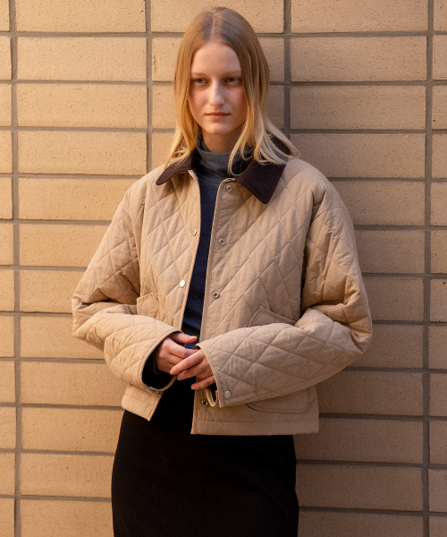 KNOWNBETTER（ノウンベター）の「Coloring diamond quilted jumper [KNFW04JP01]_[2color]（その他アウター・レディース・ブラック/Beige・FREE）」の3枚目の写真